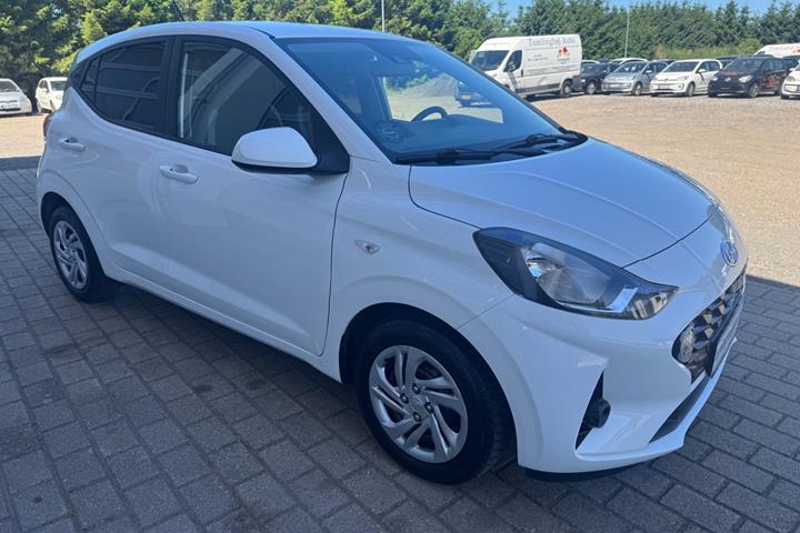 Hvid Hyundai i10 fra 2022