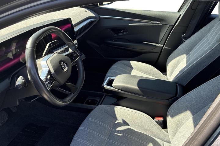Grå Renault Megane E-Tech fra 2023