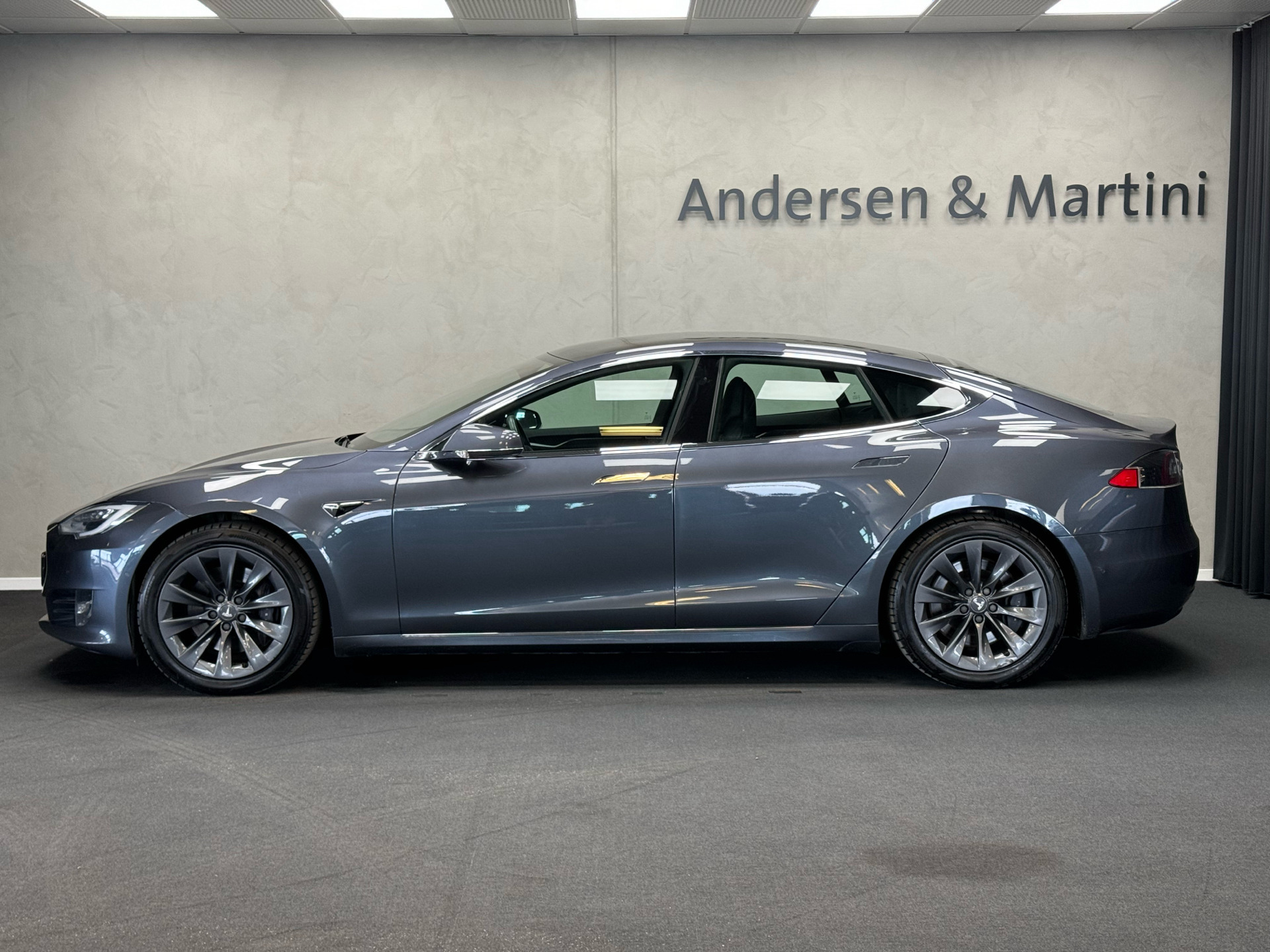 Grå Tesla Model S fra 2019