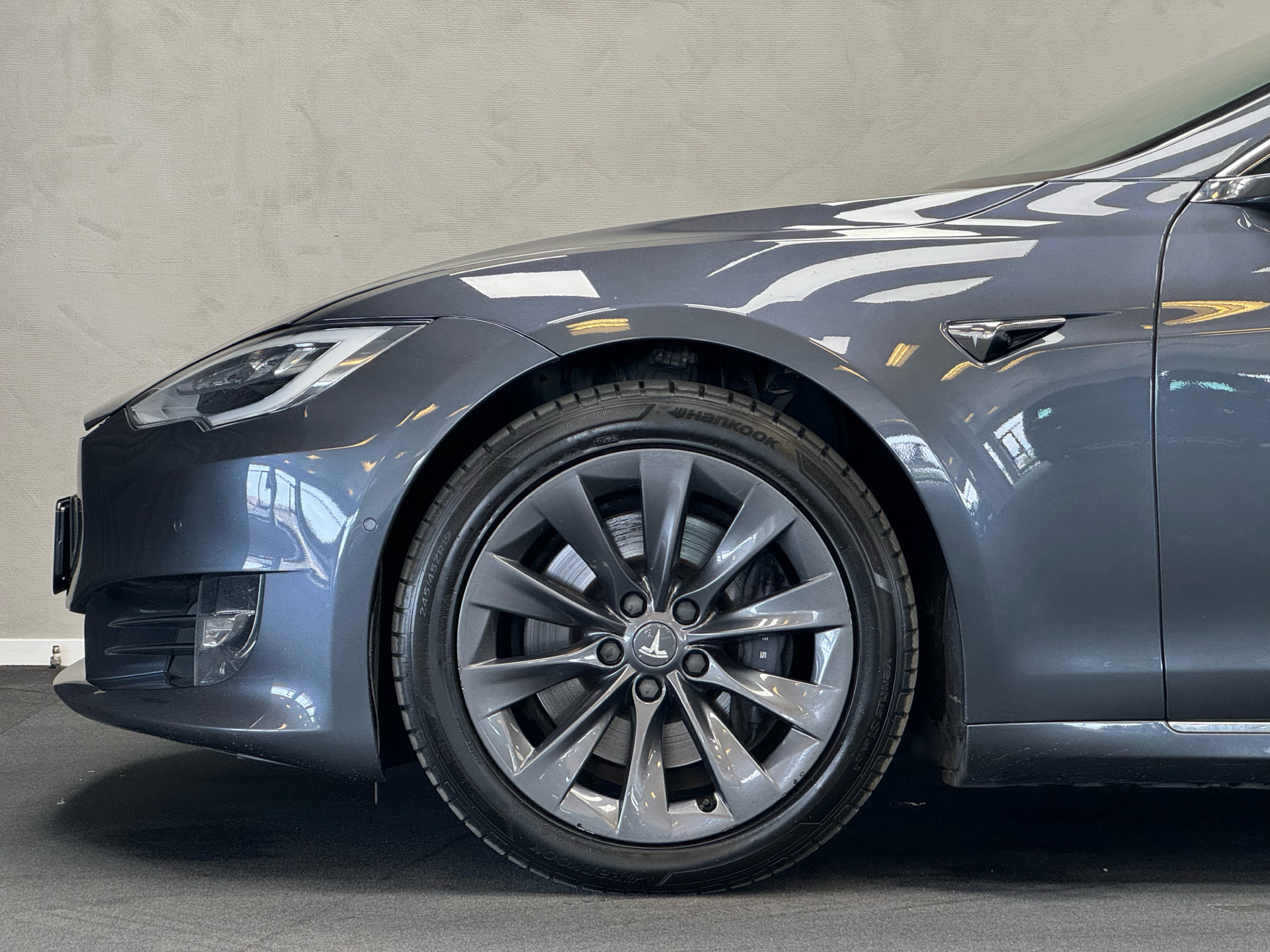Grå Tesla Model S fra 2019