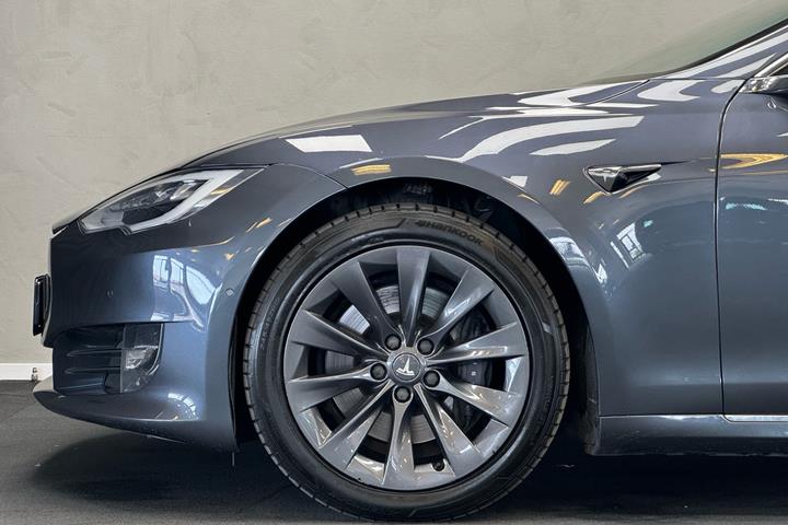Grå Tesla Model S fra 2019