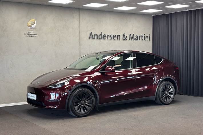 Rød Tesla Model Y fra 2023