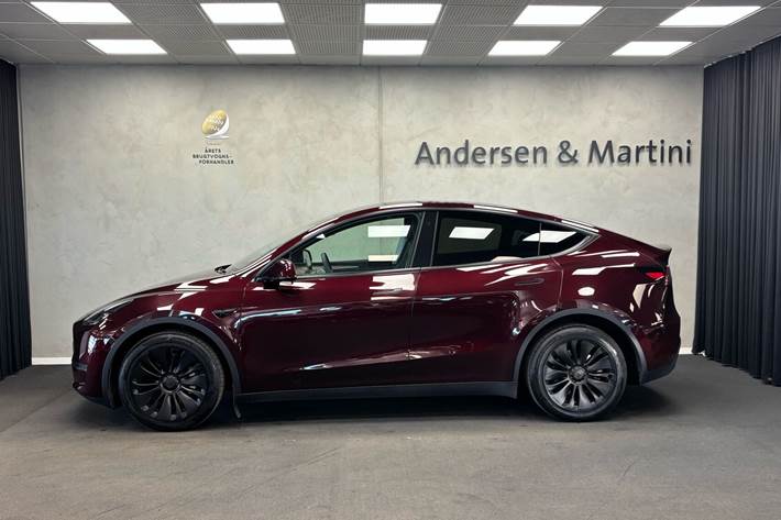 Rød Tesla Model Y fra 2023