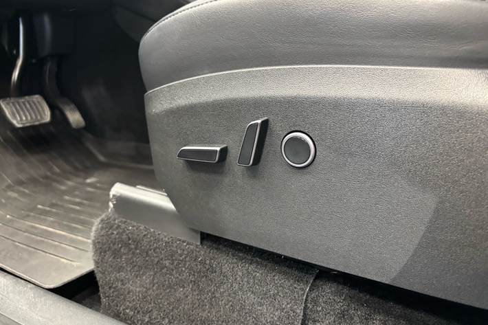 Rød Tesla Model Y fra 2023