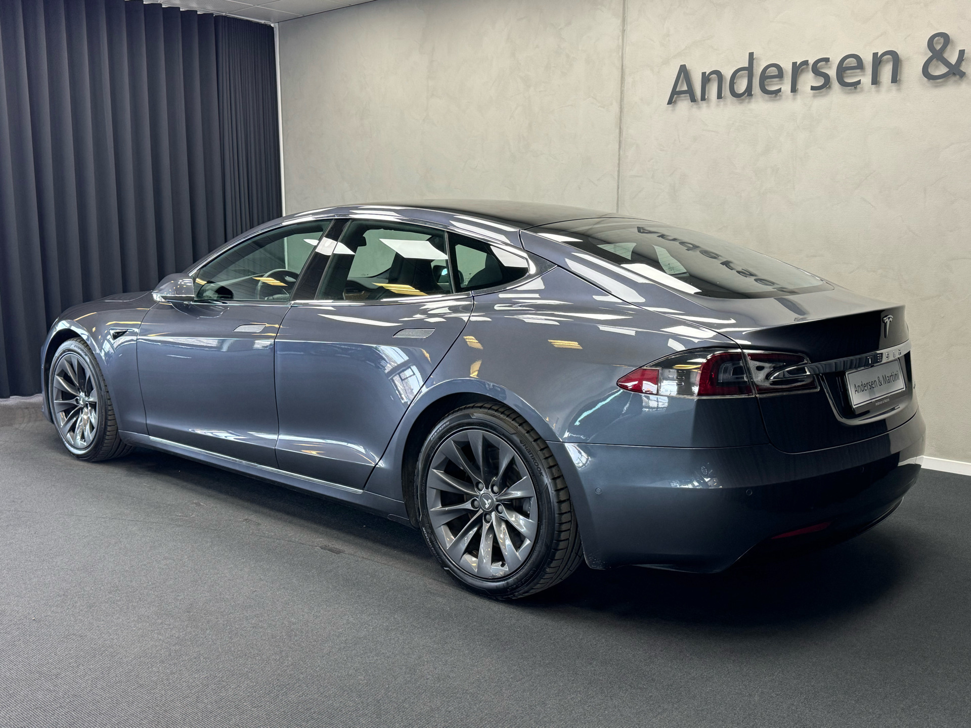 Grå Tesla Model S fra 2019
