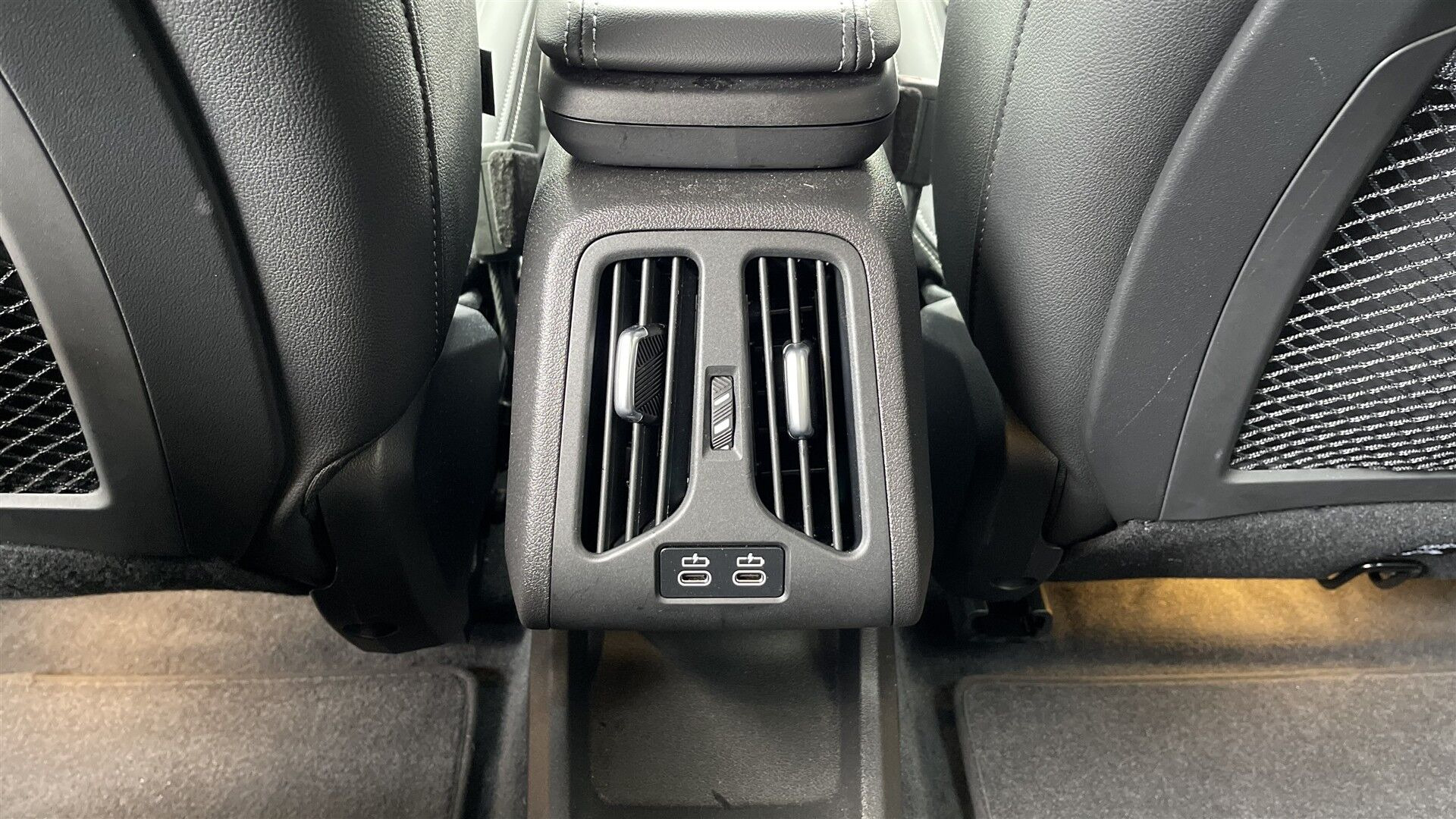 Hvid BMW iX1 fra 2024