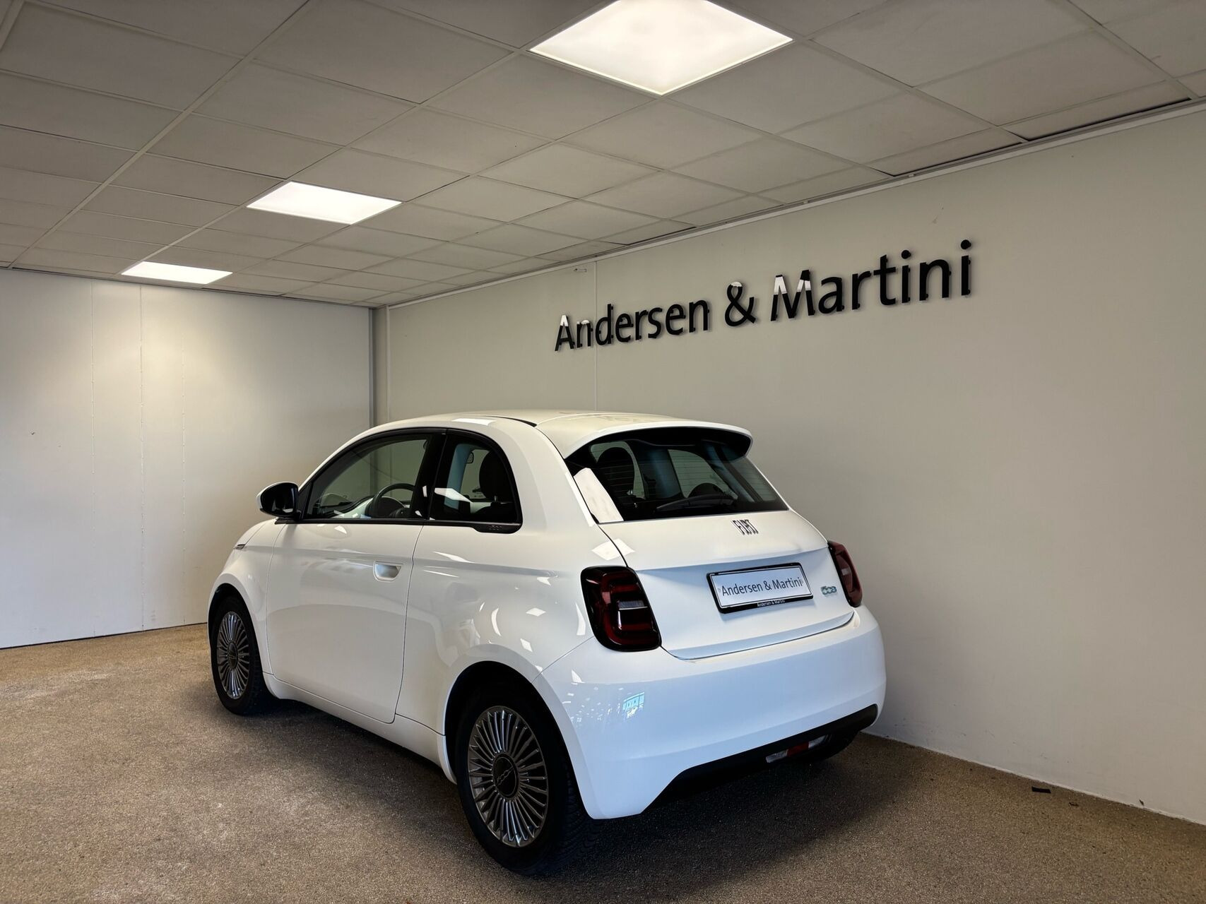 Hvid Fiat 500e fra 2023