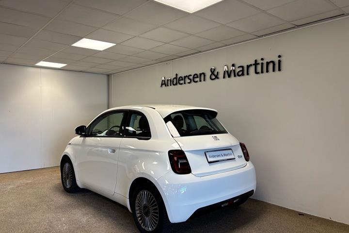 Hvid Fiat 500e fra 2023
