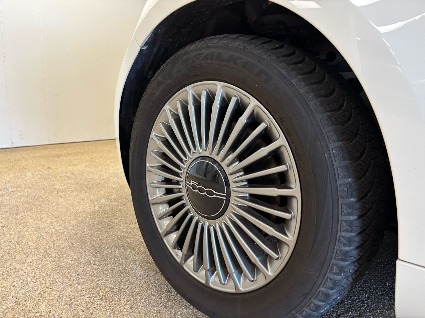 Hvid Fiat 500e fra 2023