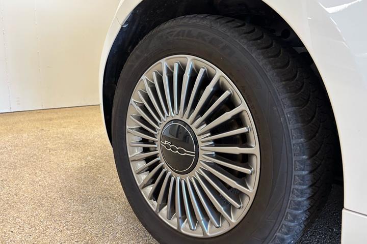 Hvid Fiat 500e fra 2023