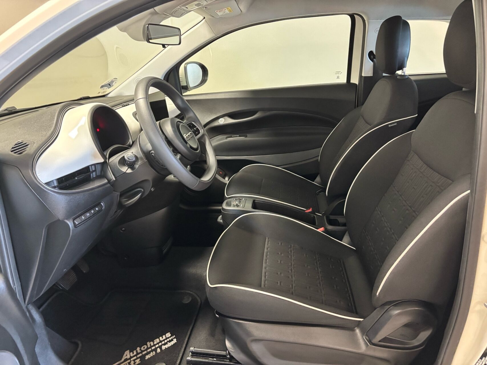 Hvid Fiat 500e fra 2023