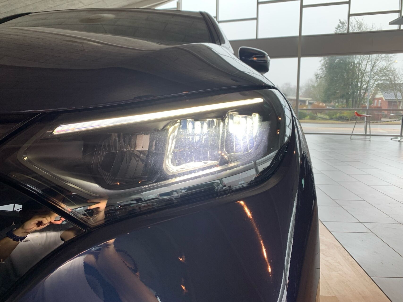 Blå Mercedes EQE 350 fra 2024