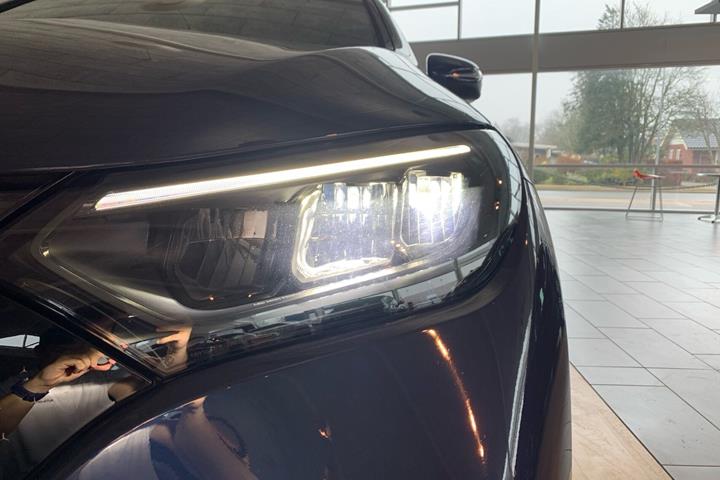 Blå Mercedes EQE 350 fra 2024