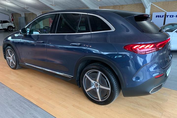 Blå Mercedes EQE 350 fra 2024