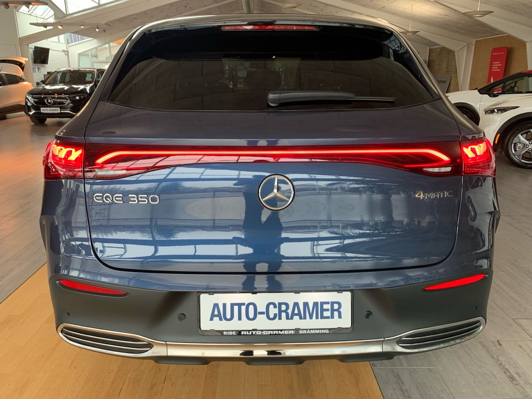 Blå Mercedes EQE 350 fra 2024