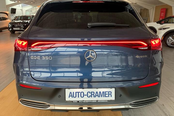 Blå Mercedes EQE 350 fra 2024