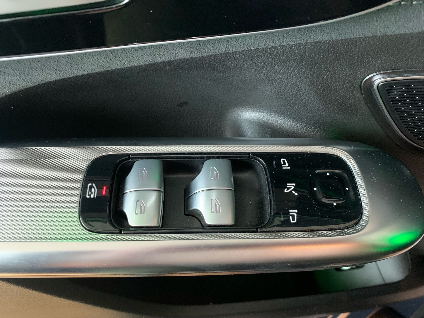 Blå Mercedes EQE 350 fra 2024