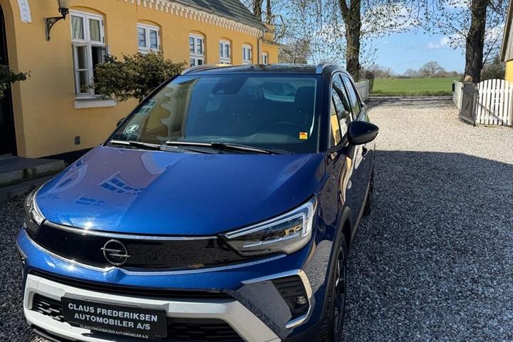 Blå Opel Crossland fra 2021 set udefra