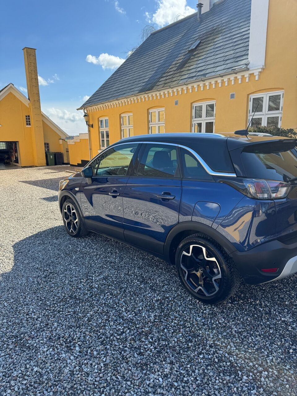 Blå Opel Crossland fra 2021