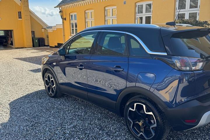 Blå Opel Crossland fra 2021