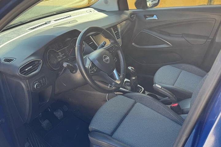 Blå Opel Crossland fra 2021