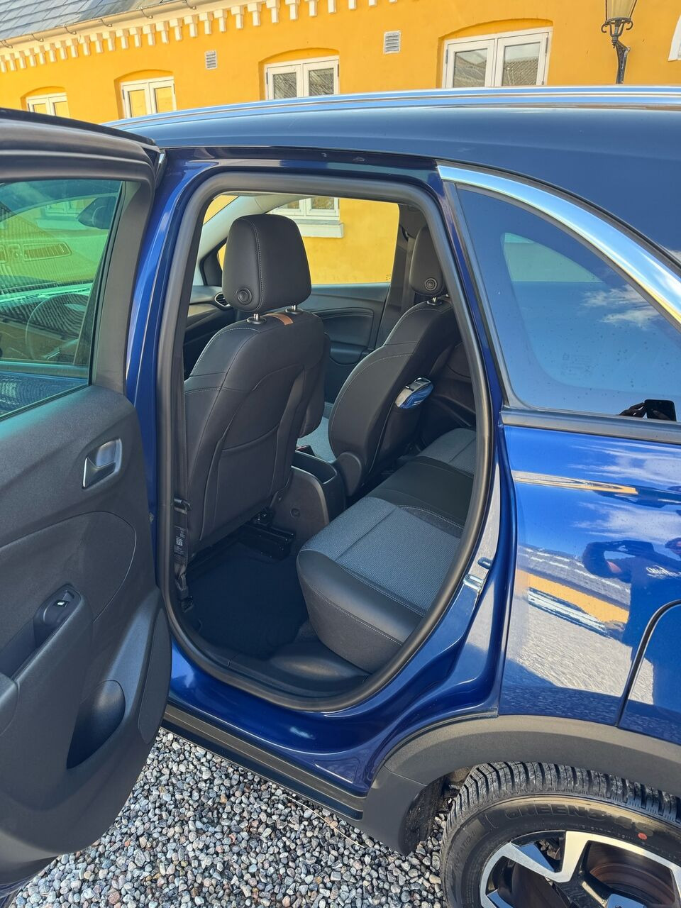 Blå Opel Crossland fra 2021