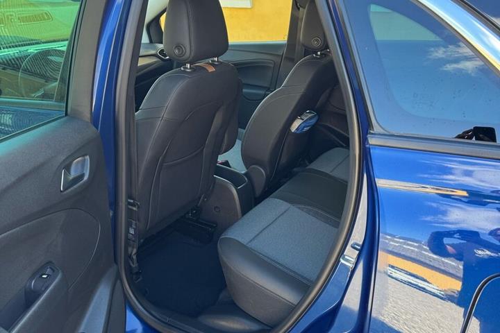 Blå Opel Crossland fra 2021