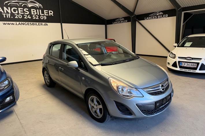 Grå Opel Corsa fra 2011 set udefra