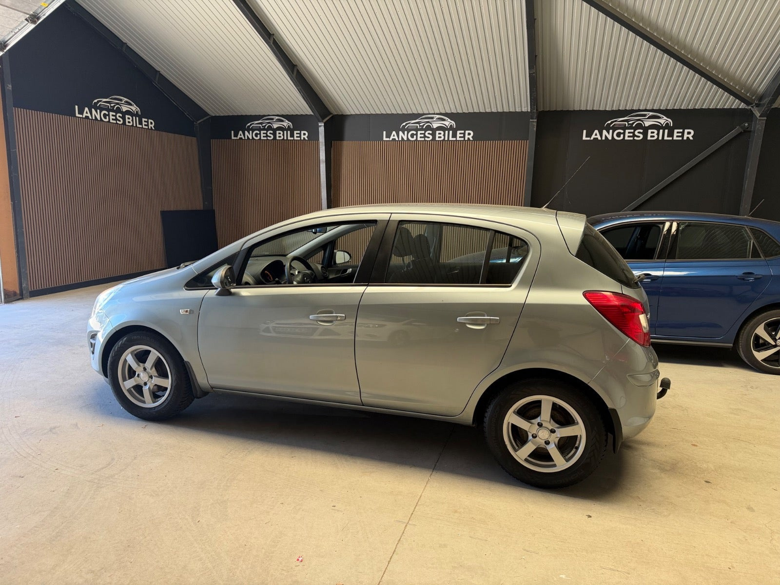 Grå Opel Corsa fra 2011