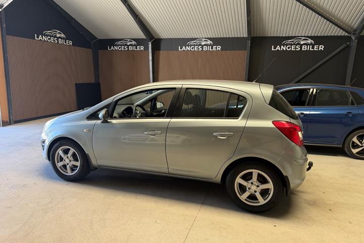 Grå Opel Corsa fra 2011