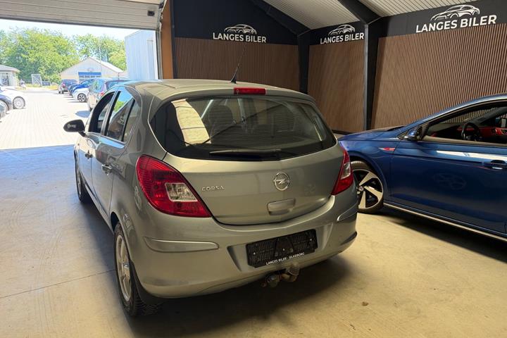 Grå Opel Corsa fra 2011