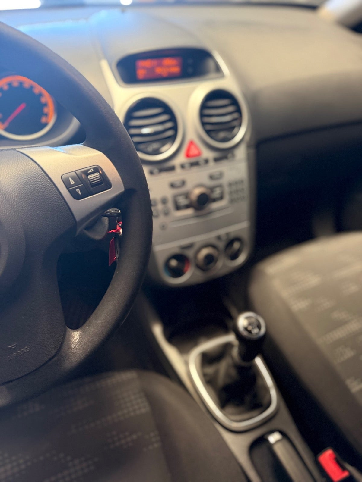 Grå Opel Corsa fra 2011