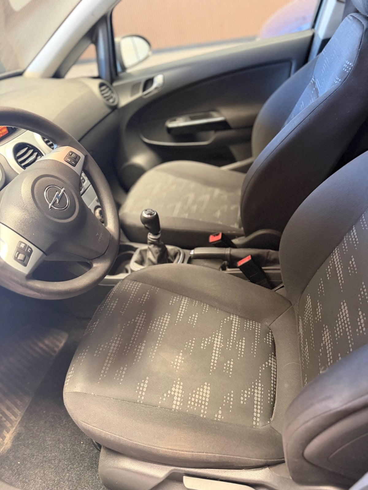 Grå Opel Corsa fra 2011