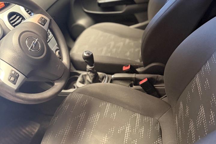 Grå Opel Corsa fra 2011