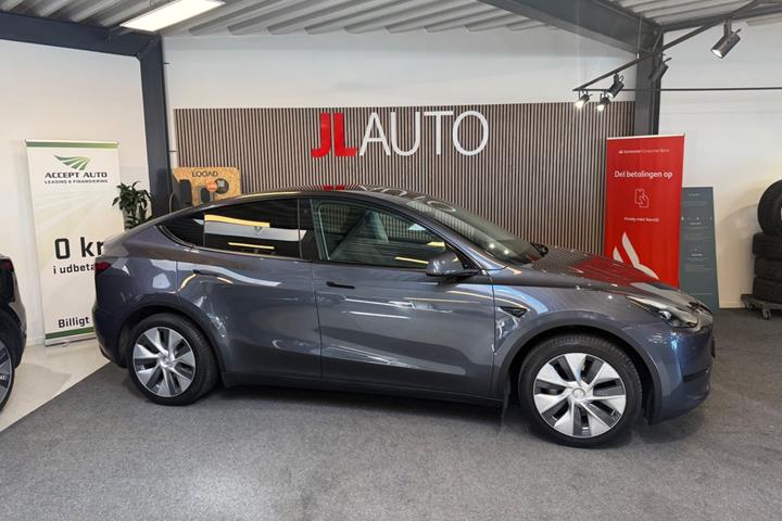 Grå Tesla Model Y fra 2023