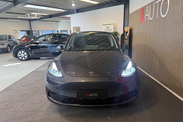 Grå Tesla Model Y fra 2023