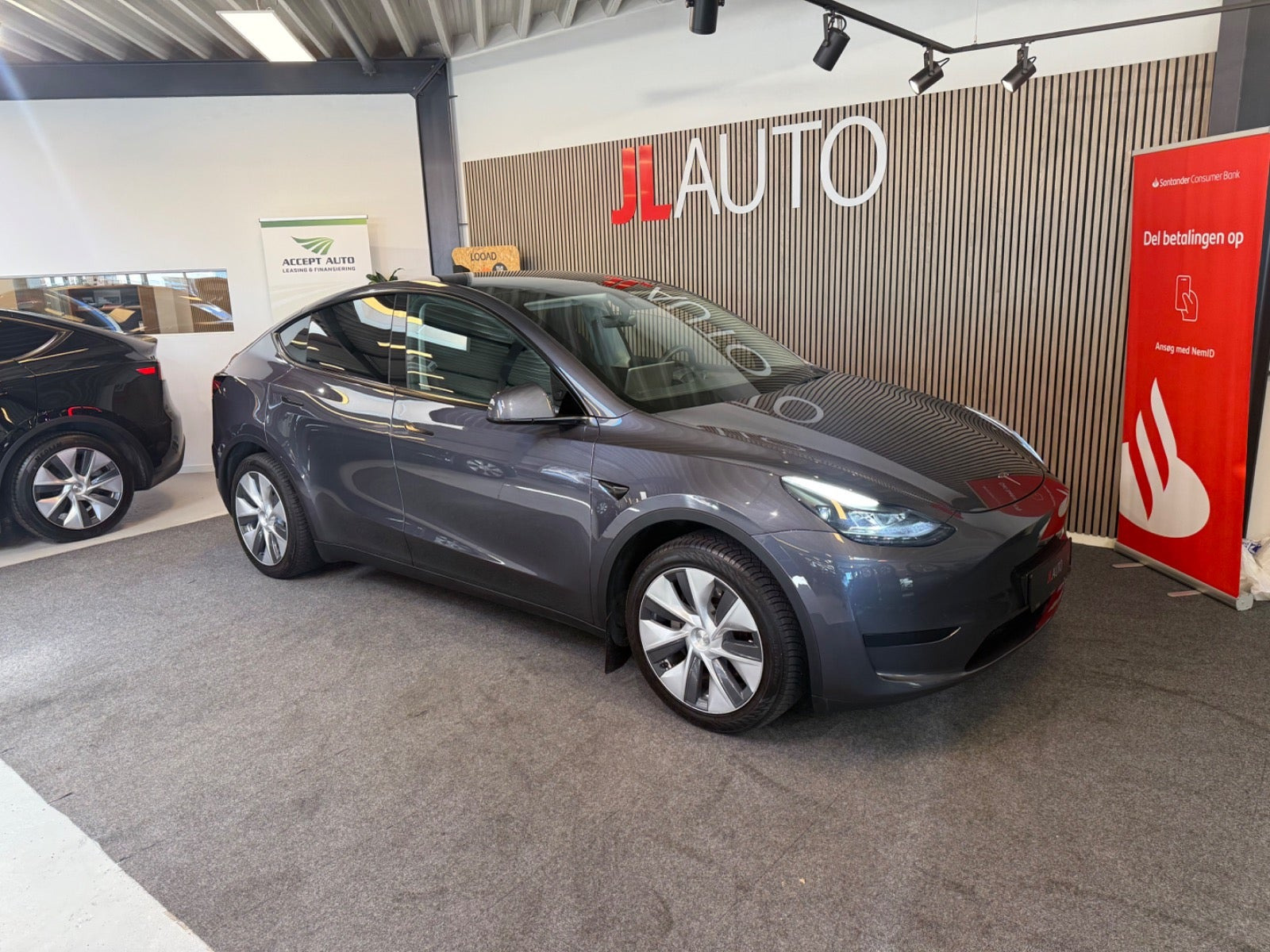 Grå Tesla Model Y fra 2023