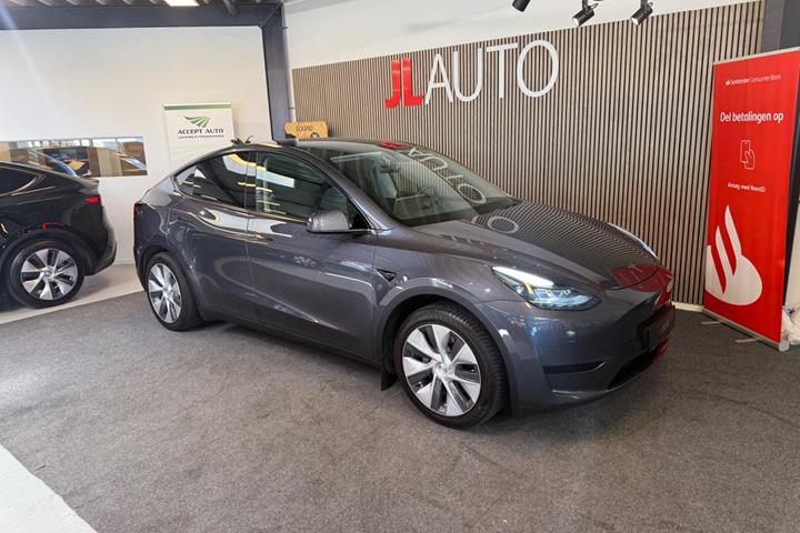 Grå Tesla Model Y fra 2023