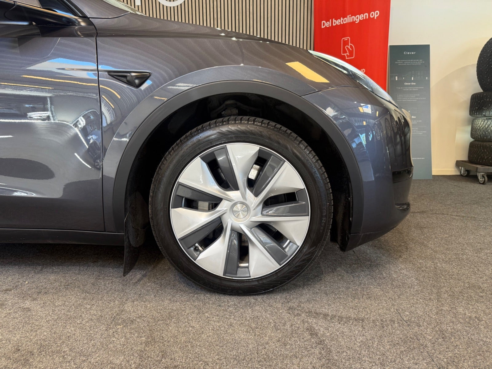 Grå Tesla Model Y fra 2023
