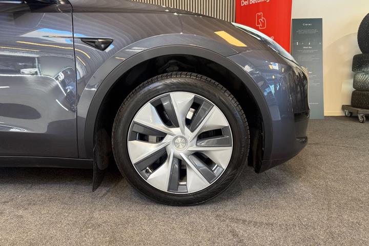 Grå Tesla Model Y fra 2023
