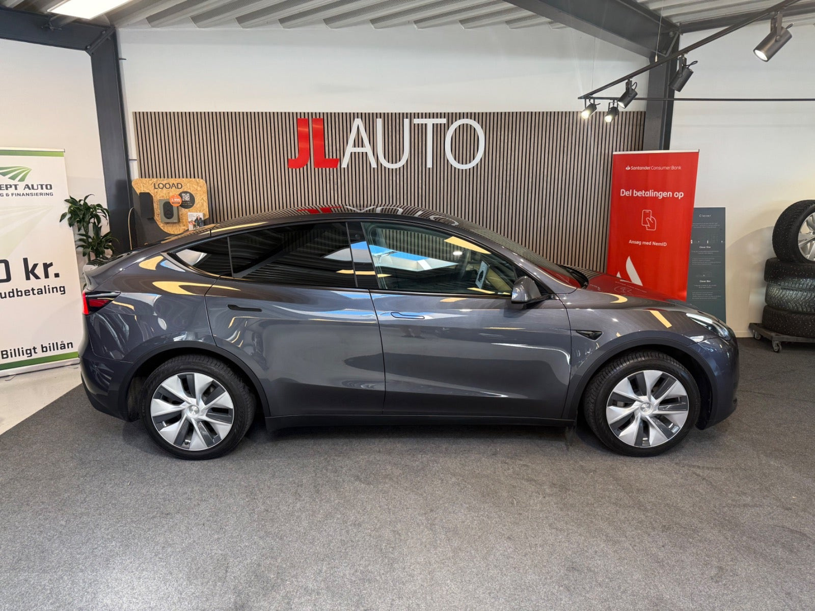 Grå Tesla Model Y fra 2023