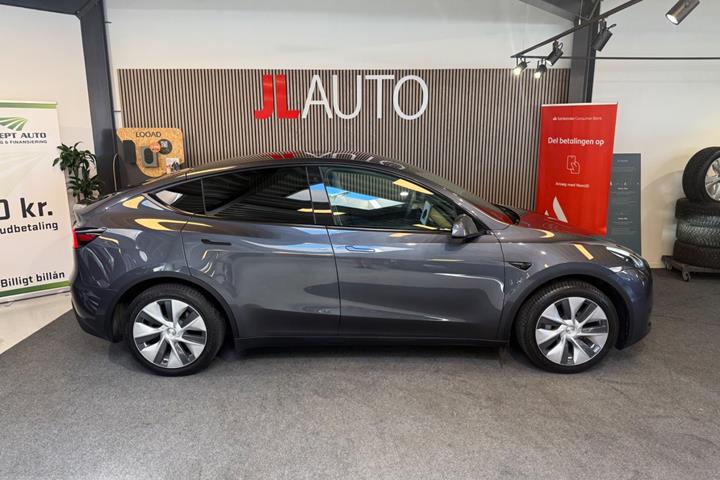 Grå Tesla Model Y fra 2023