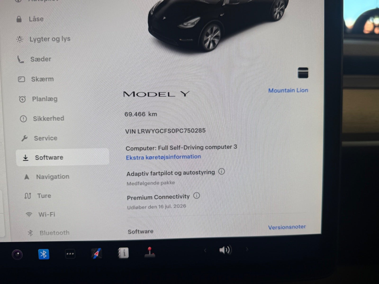 Grå Tesla Model Y fra 2023