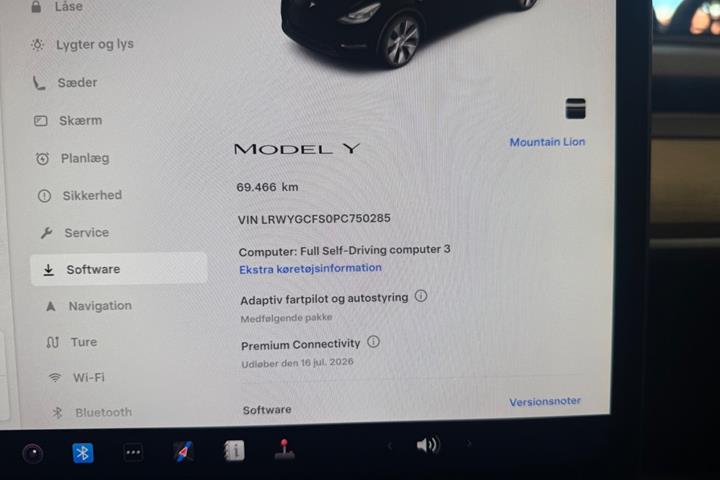 Grå Tesla Model Y fra 2023