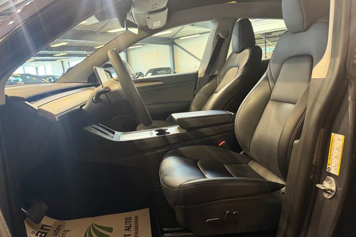Grå Tesla Model Y fra 2023