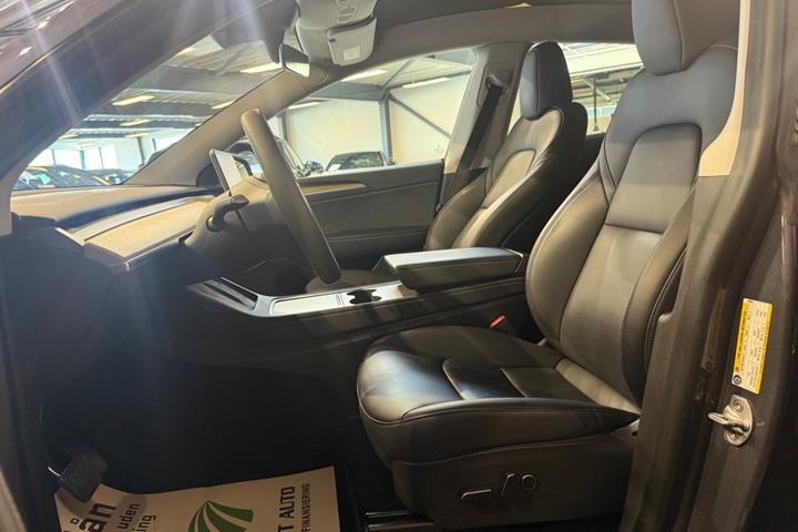 Grå Tesla Model Y fra 2023