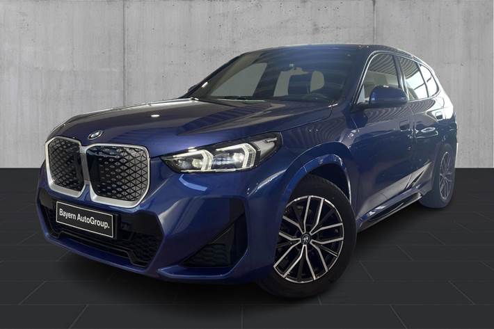 Blå BMW iX1 fra 2025