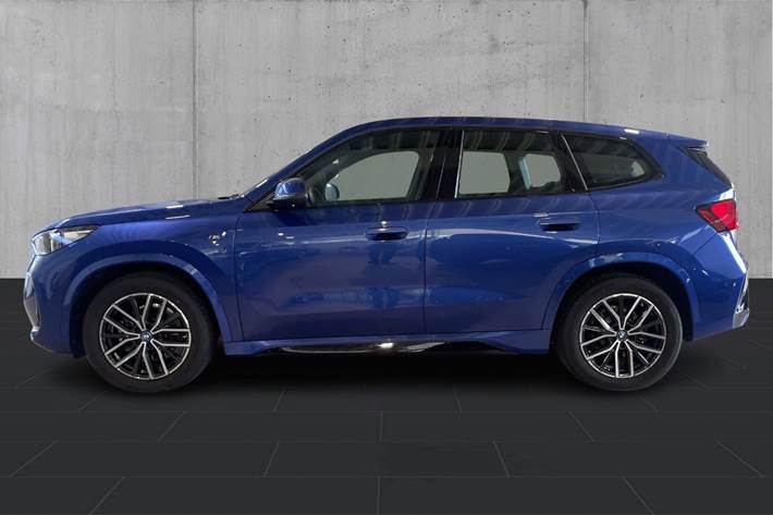 Blå BMW iX1 fra 2025