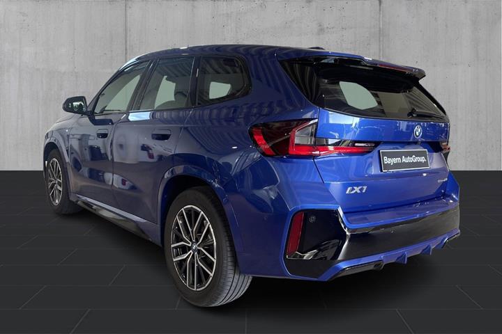 Blå BMW iX1 fra 2025
