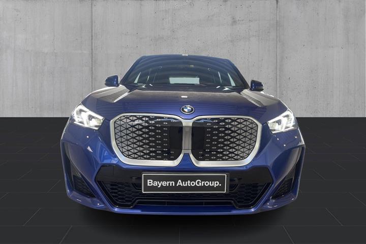 Blå BMW iX1 fra 2025